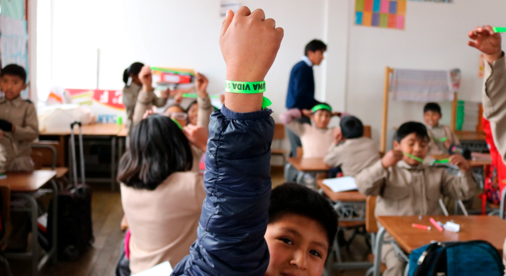 Pulseras por una vida sin violencia, símbolo de esperanza 1 entrega de pulsera pumacahua